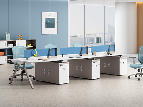 Internationale Käufer von Büromöbeln diskutieren den Layout -Plan in Your Work Furniture Showroom